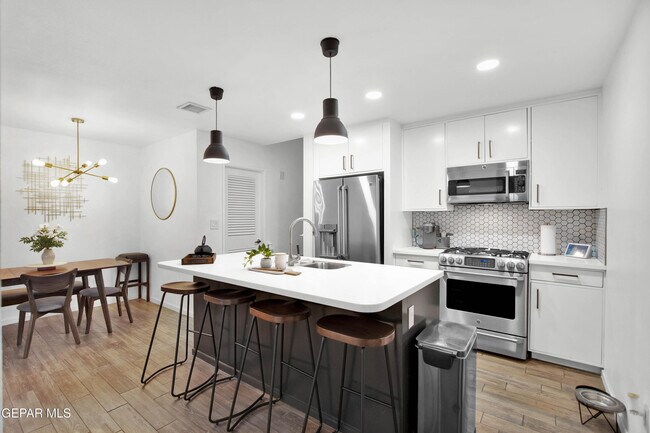 Foto del edificio - 4200 Camelot Heights Dr