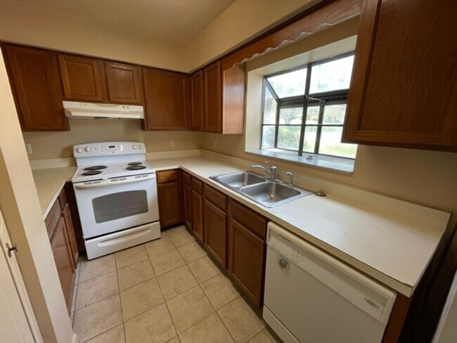 Building Photo - Spacious 2 Bedroom Townhome Near Santa Fe
