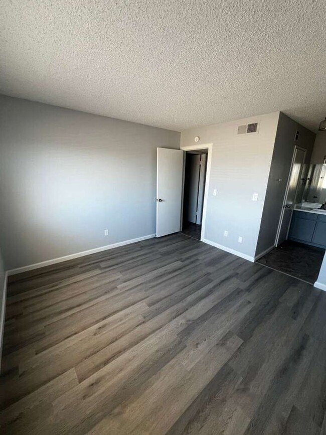 Foto del edificio - 5662 E Lake Mead Blvd