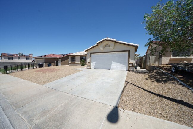 Building Photo - Showings Available NOW