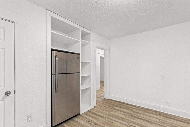 Building Photo - 2 bedroom / 1 bathroom apartment with Easy Commute or Walk to Drake University!