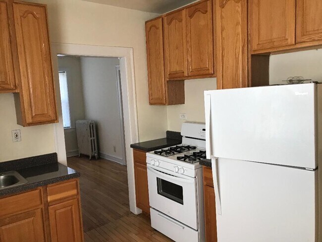 KITCHEN_B - 6415 N Richmond St