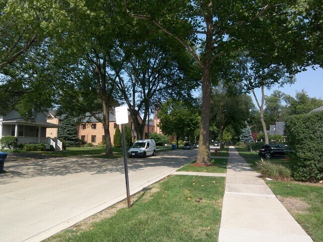 Foto del edificio - 4381 Woodland Ave