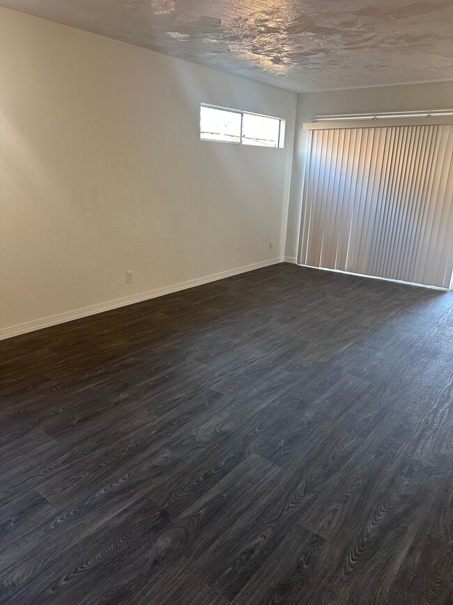 Foto del edificio - Open House Sunday, 5/4 11a - 1p  3 Bed, 1....