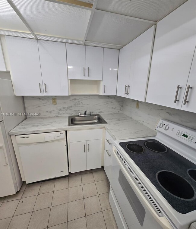 Foto del edificio - 2899 Collins Ave