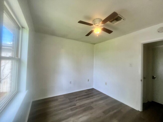 Foto del edificio - 240 Azalea Dr