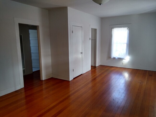 HABITACIÓN FRENTE - 4427 Clayton Ave