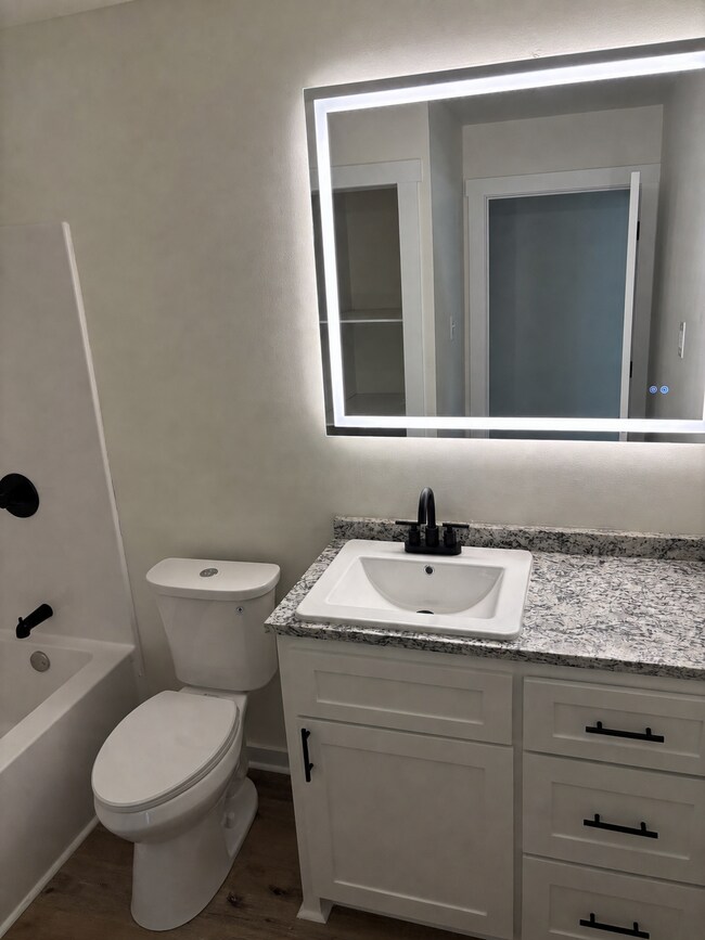 Foto del edificio - 512 Lakeside Dr