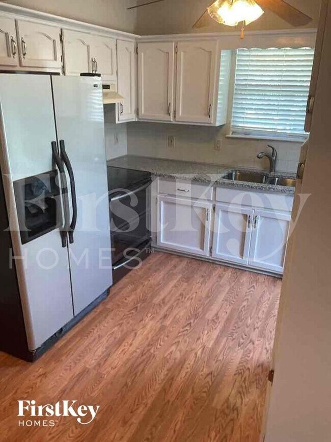 Foto del edificio - 1921 NE Red Oak Ln