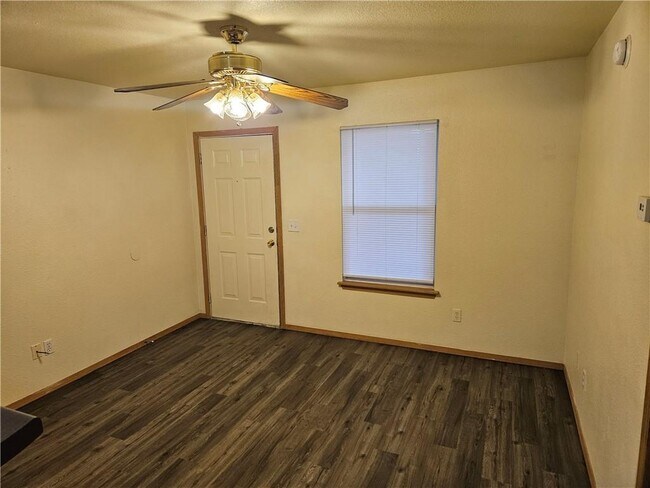 Building Photo - 515 Sadie Ln