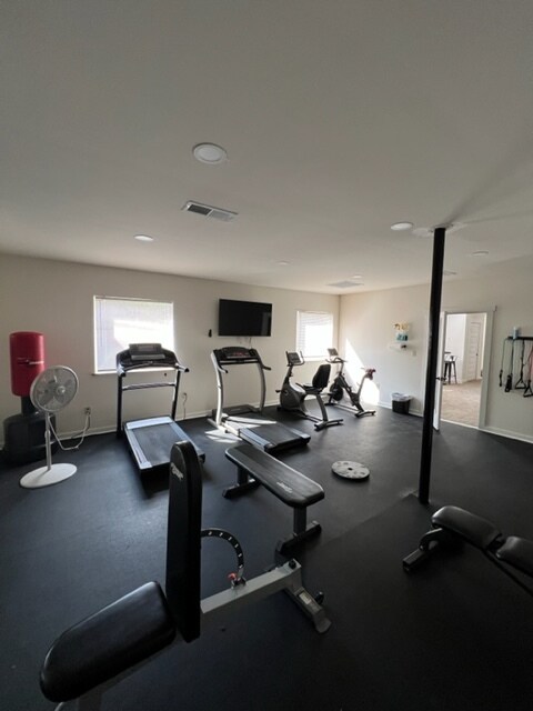 fitness room - 2083 Heckle St