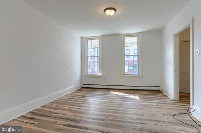 Building Photo - 825 Scull St