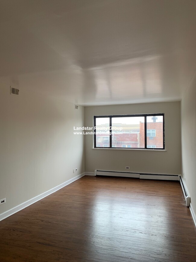 Building Photo - 5917 N Kenmore Ave