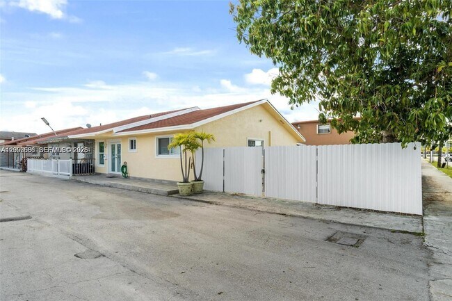 Building Photo - 330 W 74th Pl