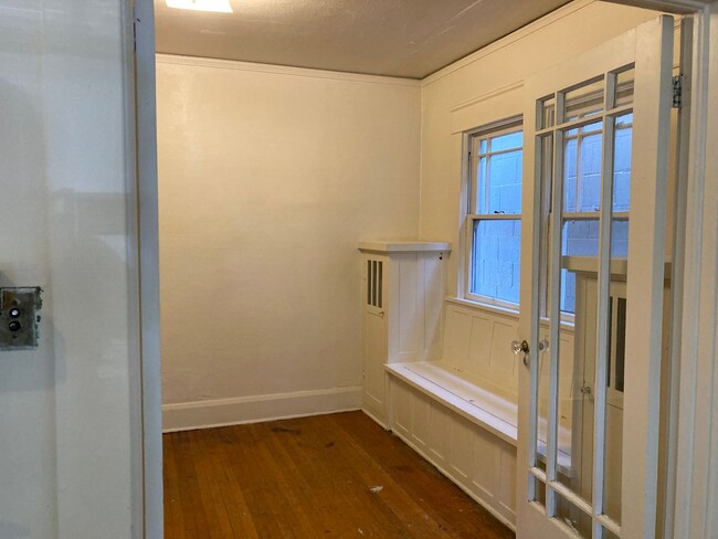 Building Photo - Vintage Campus living ~ Private Porch ~ Of...