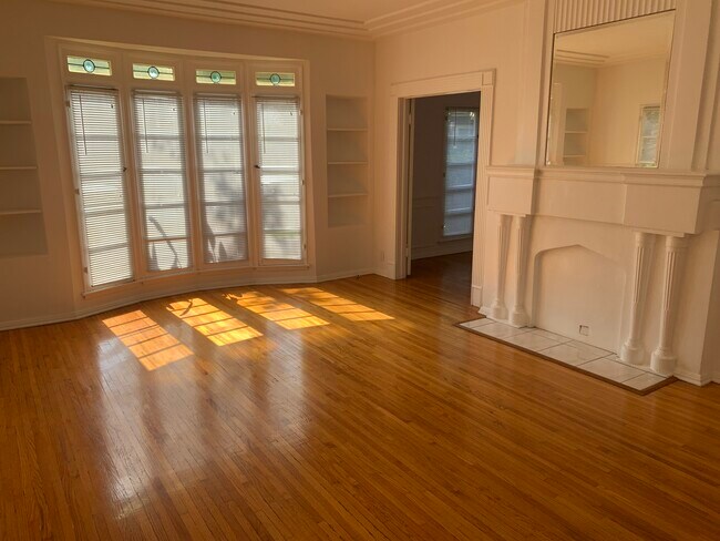 Living room: 3of3 pics - 208 S Reeves Dr