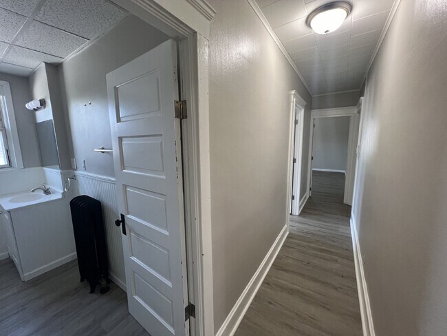 Foto del edificio - Available NOW! Large Two Bedroom in Wilkes...