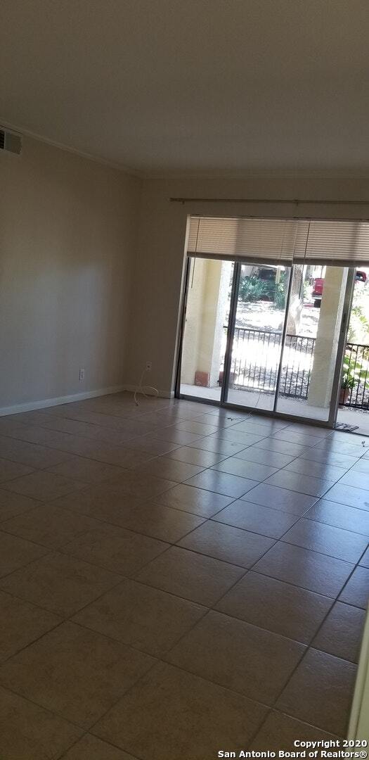 Foto del edificio - 8702 Village Dr
