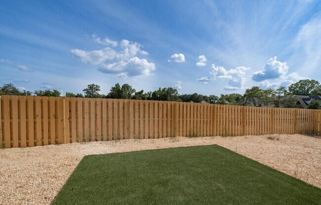Building Photo - Spacious 3 Bedroom House with Primary Suit...