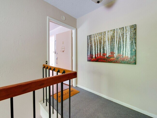 Foto del edificio - Check out this amazingly located 3 bed/2 b...