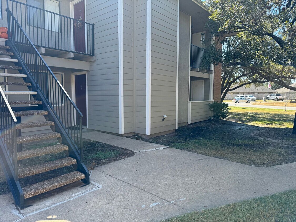 Primary Photo - JULY PRE-LEASE 2 Bedroom 2 Bathroom Split ...