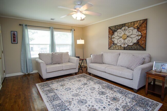 Foto del edificio - Gorgeous 2 bed duplex: NO PETS