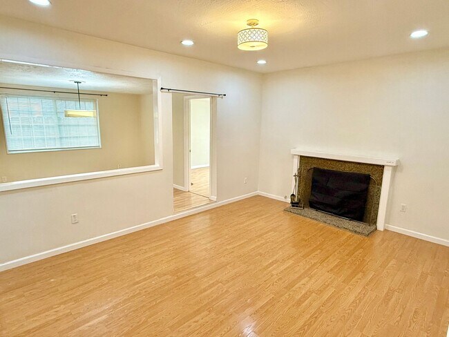 Foto del edificio - $3990 / 4 BR at a Prime Fremont Location!