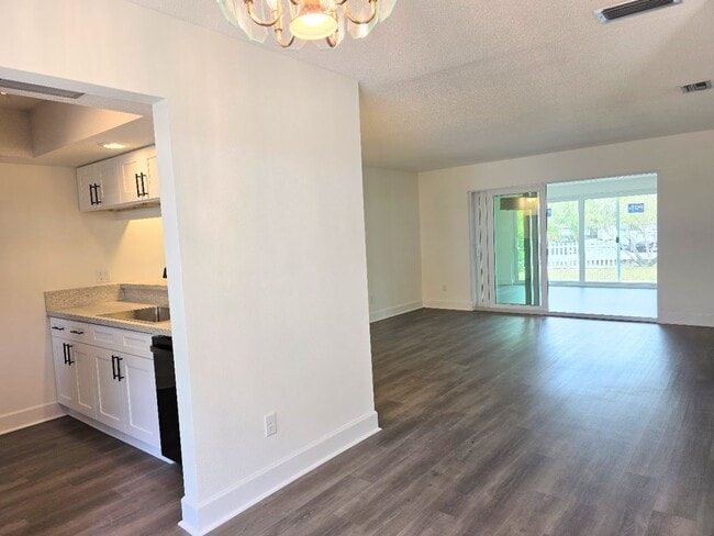 Building Photo - 1237 N Egret Point