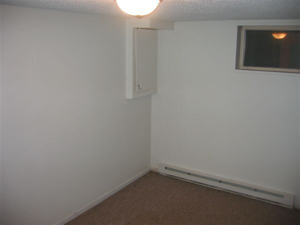 Foto del edificio - 3 br, 1 bath Triplex - 11956 Summit Ave NE...