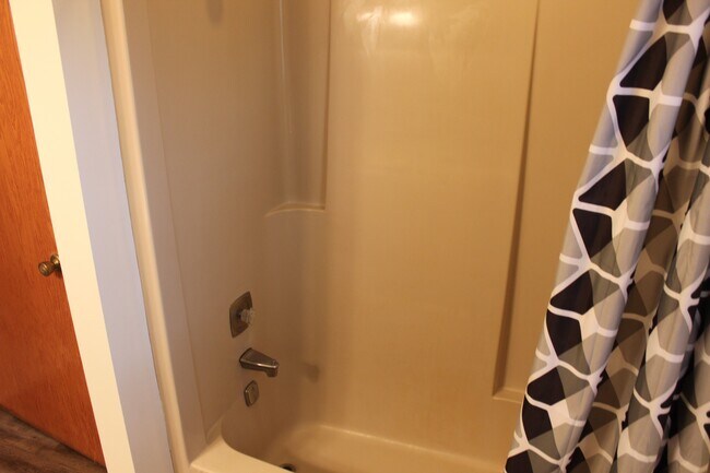 Main bath - 7954 Daniel Ct