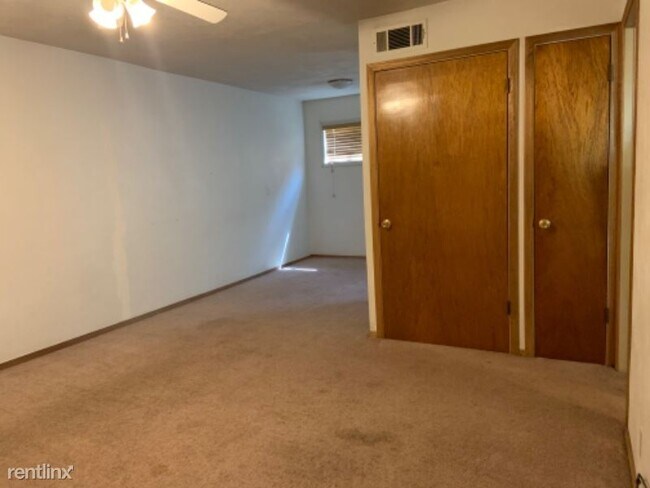 Foto del edificio - 1 br, 1 bath Apartment - 530 S Seward Ave