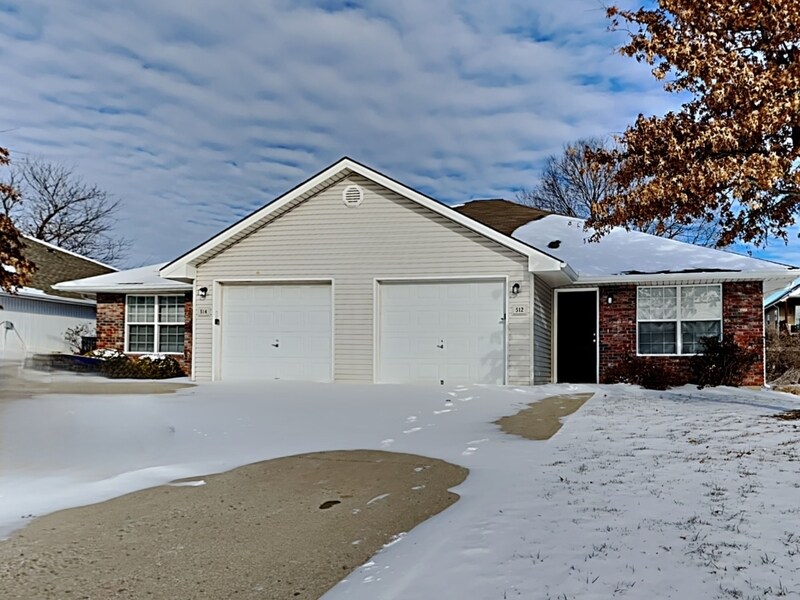 Primary Photo - 512 NW Woodbury Dr