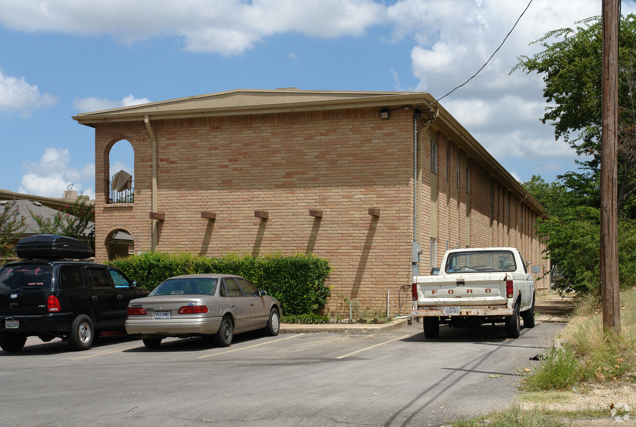 Building Photo - Villa Del Rey Apartments