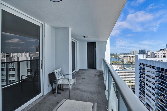 Building Photo - 1904 S Ocean Dr