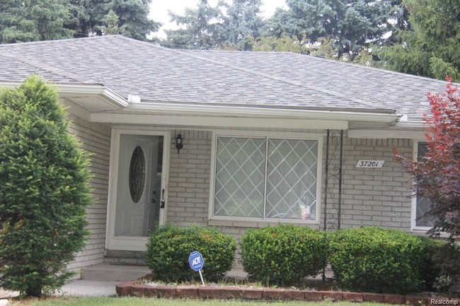 Building Photo - 37201 Tamarack Dr