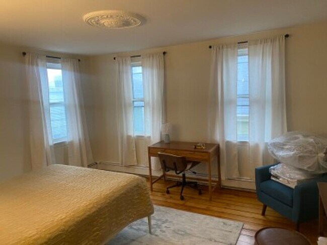 Building Photo - Incredible 3.5 Bedroom Apartment in East C...