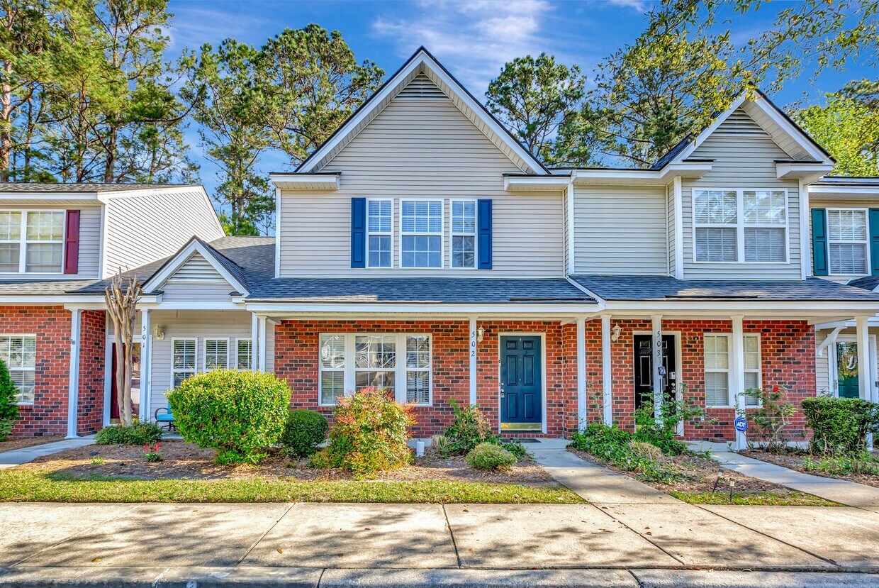 Foto principal - Townhouse available in Summer Wood!