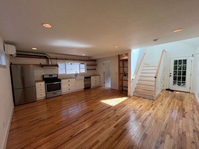 Foto del edificio - Custom Built 1Bd/ 1Ba home in Piedmont Neighborhood! ~ Skylight, Driveway Parking, Washer/Dryer! ...