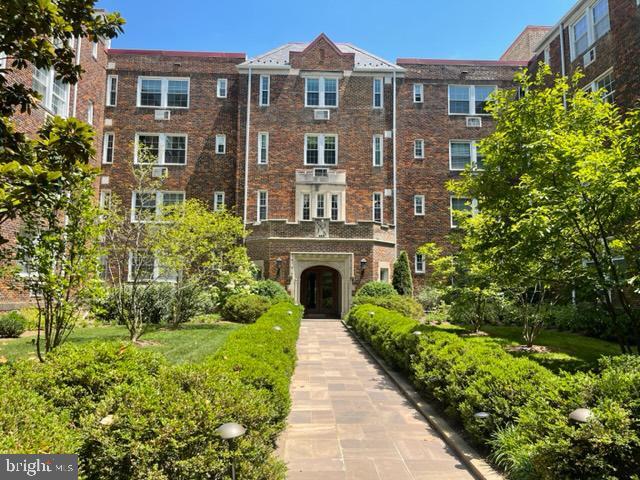 Foto principal - 3051 Idaho Ave NW