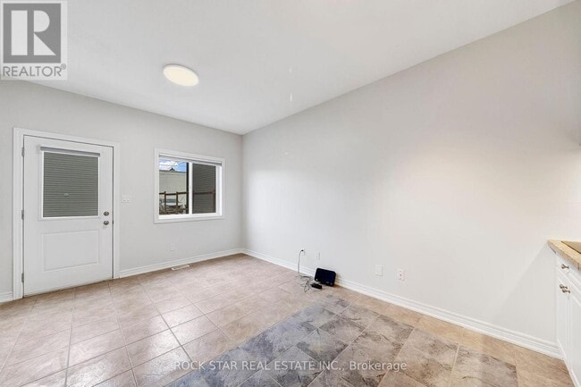 Building Photo - 11 Chestnut St E