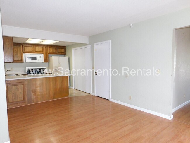 Building Photo - 3 br, 2 bath House - 5911 Petaluma Court