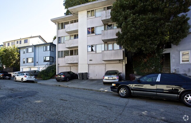 Building Photo - 2400 Ivy Dr
