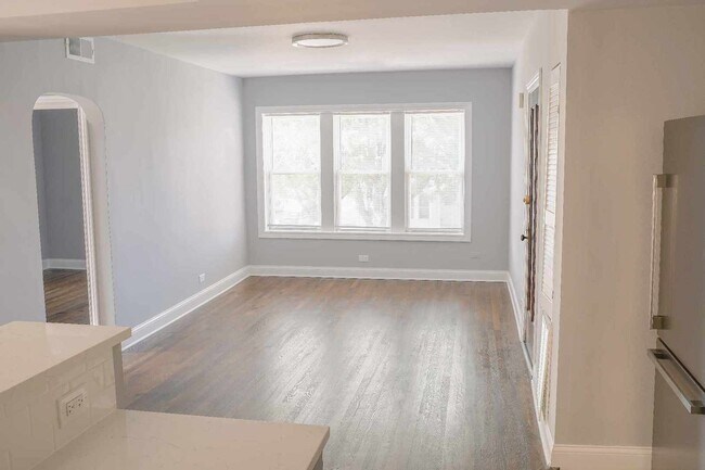 Building Photo - 5055 W Waveland Ave