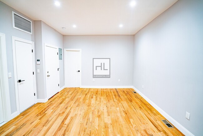 Building Photo - Newly renovated 3-bed/2-bath apt on HEMLOC...