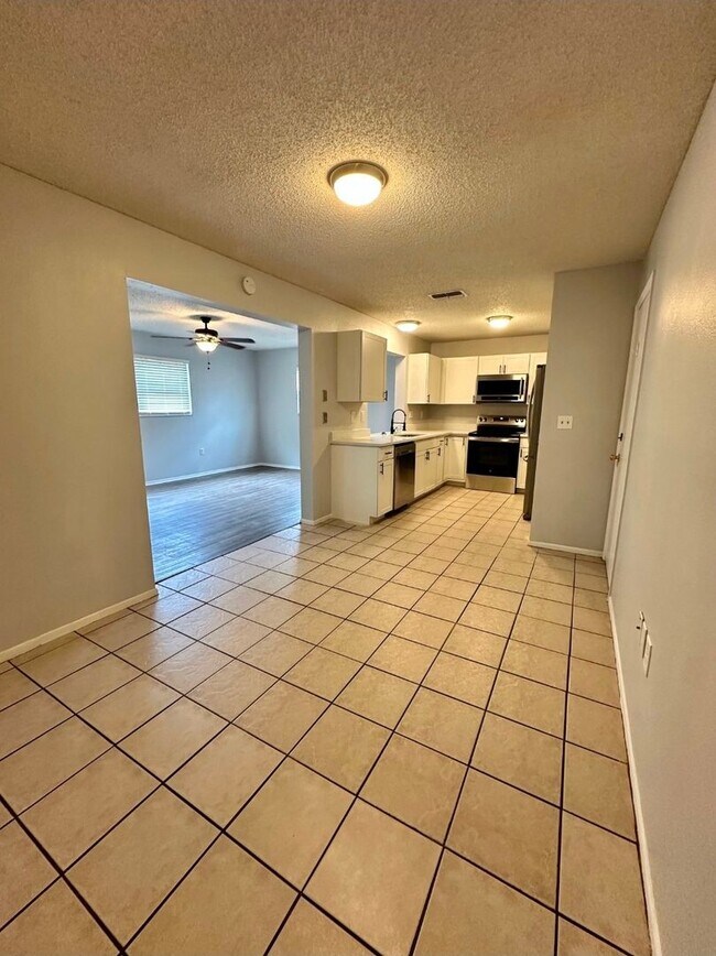 Foto del edificio - 3 bedroom 2 bathroom house fully fenced in...