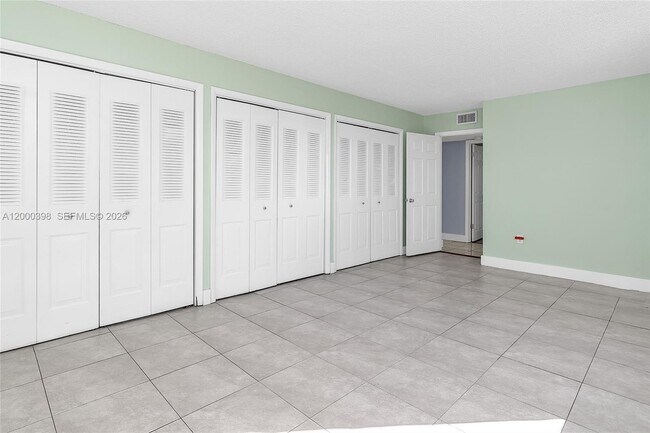 Foto del edificio - 7010 NW 186th St