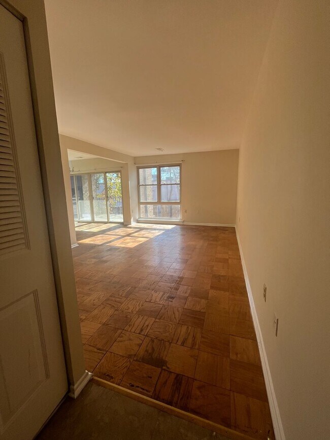 Foto del edificio - Charming 2 BR/1.5 BA Condo in Silver Spring!