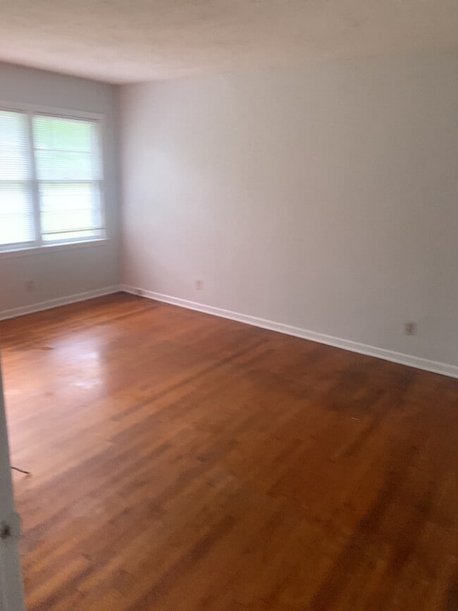 Building Photo - 2 Bedroom 1 bathroom