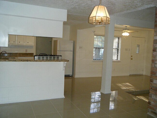 Foto del edificio - 2402 Briarview Dr