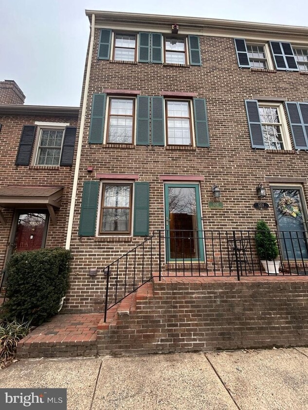 Photo - 1202 W Abingdon Dr (Alexandria, VA)